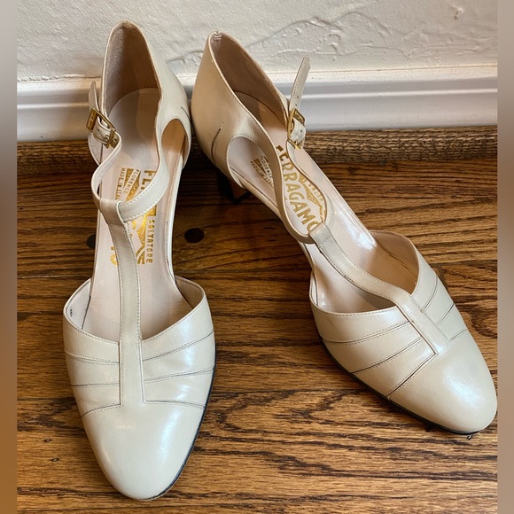 Vintage Ferragamo T-Strap Heels 7B - Picture 3 of 8